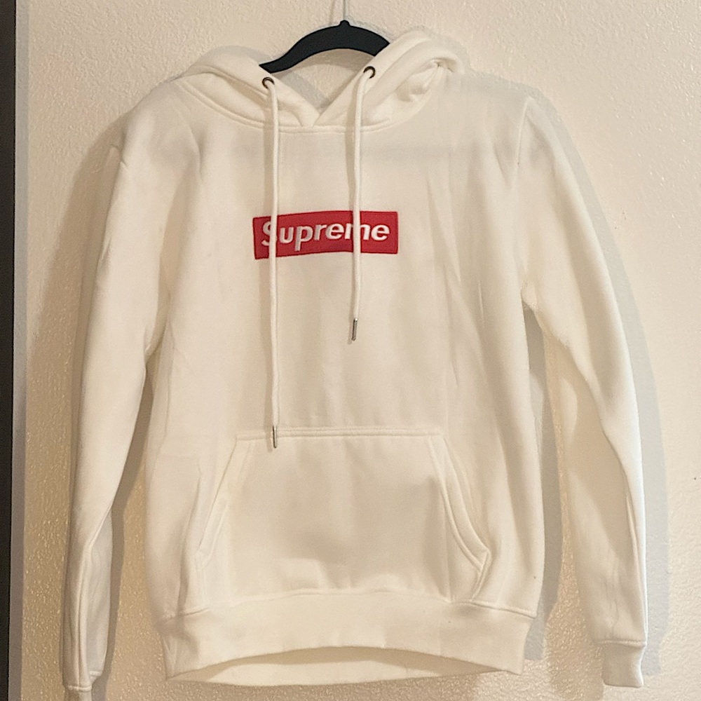 Medium supreme hoodie color white worn once. Perfect condition